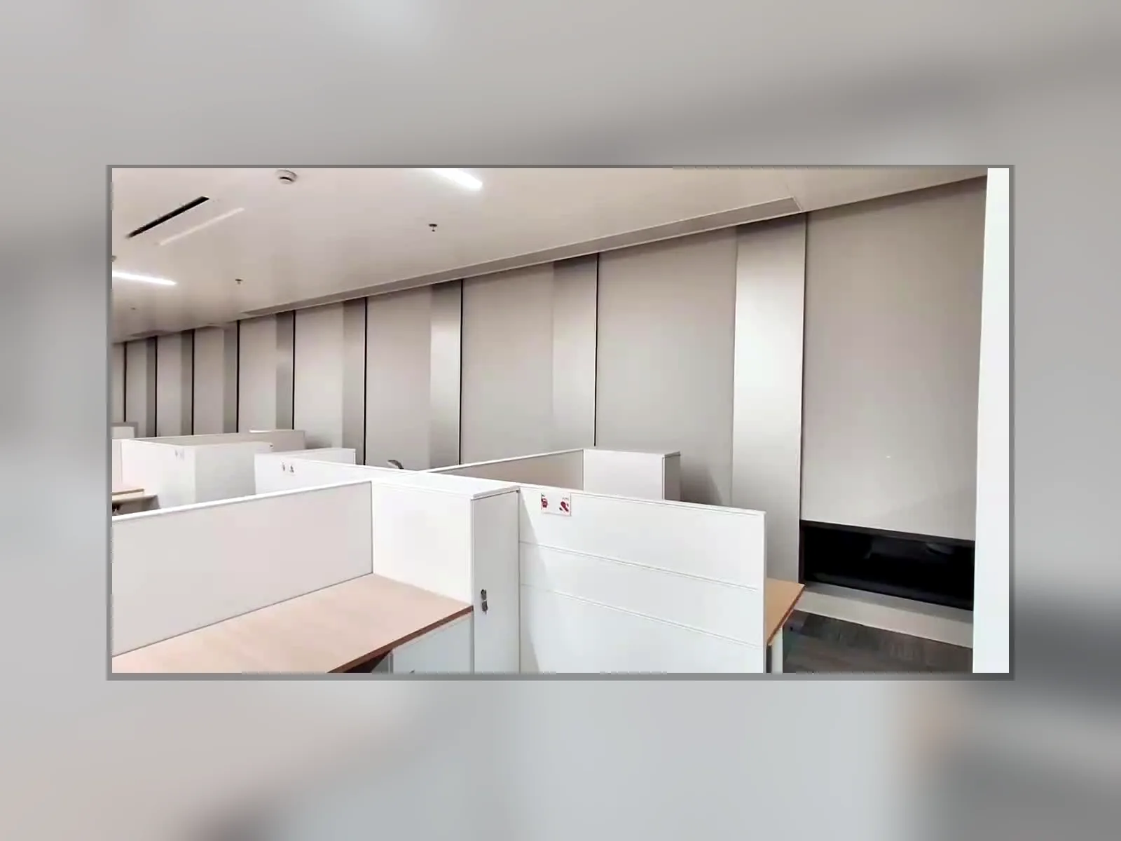 窗帘与遮阳短视频实拍合集：办公工位侧的连续卷帘