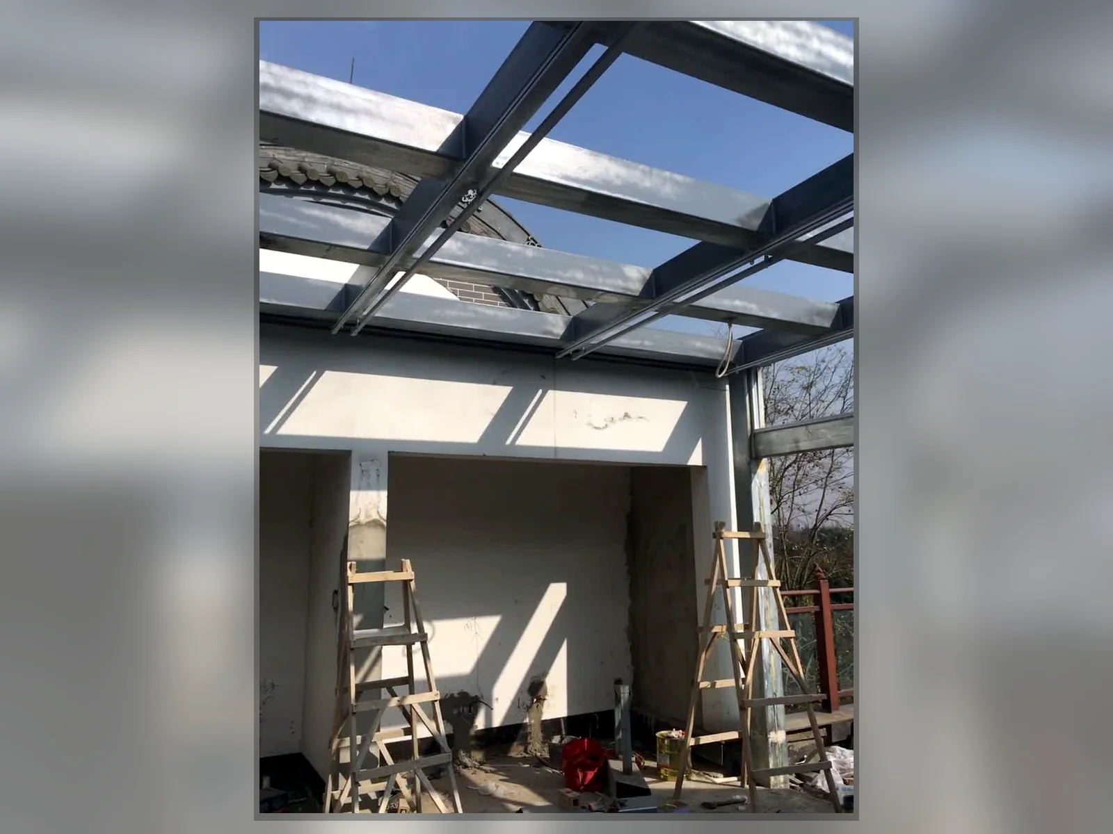 芙蓉古镇电动天棚遮阳施工记录：施工阶段：采光顶整体安装关系